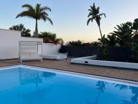 Bazén v ubytování Villa Dedalos - A luxury large villa with a heated pool in Puerto Calero nebo v jeho okolí