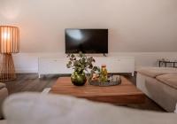 Televízia a/alebo spoločenská miestnosť v ubytovaní Apartamenty Sowa Toruń