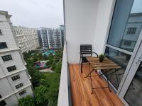 81 Newport C5 10i Balcony & Pool across NAIA T3にあるバルコニーまたはテラス