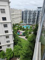 81 Newport C5 10i Balcony & Pool across NAIA T3の敷地内または近くにあるプール