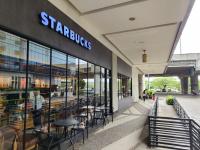 81 Newport C5 10i Balcony & Pool across NAIA T3にあるレストランまたは飲食店