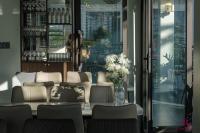 una sala da pranzo con sedie e tavolo con vaso di fiori di Roza Palace Cat Ba a Cat Ba