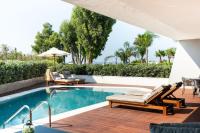 Bazén v ubytování Parklane, a Luxury Collection Resort & Spa, Limassol nebo v jeho okolí