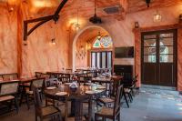 un restaurante con mesas y sillas y una vidriera en Silva Heritage Resort Goa, en Benaulim