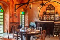 comedor con mesa y bar en Silva Heritage Resort Goa, en Benaulim