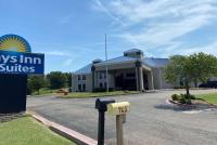 un edificio con un parquímetro delante de él en Days Inn &amp; Suites by Wyndham Tahlequah, en Tahlequah
