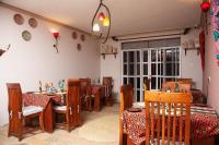 uma sala de jantar com mesas e cadeiras de madeira em JET VILLAS ENTEBBE ( JVE ) em Entebbe