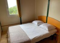 En eller flere senge i et v&aelig;relse p&aring; La vall&eacute;e 2