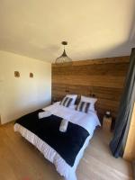 Łóżko lub łóżka w pokoju w obiekcie Les Arcs - Chalet Arc Ô Mont