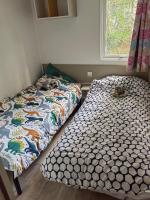 2 Betten nebeneinander in einem Zimmer in der Unterkunft Paisible in Agde