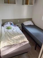 1 Schlafzimmer mit 2 Betten in einem Zimmer in der Unterkunft Paisible in Agde