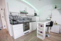Una cocina blanca con fregadero y encimera. en Apartment MaRI&amp;BoR, en Maribor