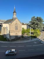 a small car parked in front of a church at *Le Baudin : T2 cosy vue dégagée in Limoges