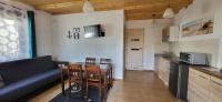 Kuchyňa alebo kuchynka v ubytovaní Domki letniskowe,apartamenty Wczasowa 8a