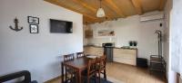 Kuchyňa alebo kuchynka v ubytovaní Domki letniskowe,apartamenty Wczasowa 8a