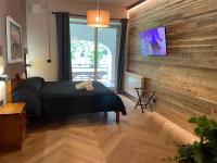 Televízia a/alebo spoločenská miestnosť v ubytovaní HOTEL LE FONTI