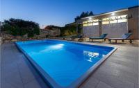 Bazén v ubytování Holiday Home Obrovac I nebo v jeho okolí