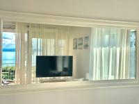 Televízia a/alebo spoločenská miestnosť v ubytovaní Balaton BeachSide Apartman Siófok N2
