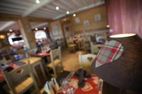 Un restaurante con una mesa con un sombrero encima. en Logis Le Pont de Champ, en Beaucroissant