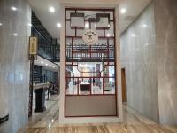 Zhongzhou International Apartment في سانيا: ساعة معلقة على جدار فوق باب في ردهة