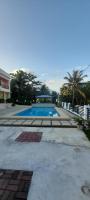 Una piscina con un cenador en un patio. en Maison De Gloria, en Locsin