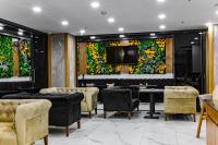 een kamer met stoelen en een tv aan de muur bij Mays Royal Hotel in Istanbul