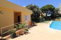 Bazén v ubytování Seaview with private garden 5 minutes walk to the beach and amenities nebo v jeho okolí
