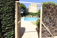 Bazén v ubytování Seaview with private garden 5 minutes walk to the beach and amenities nebo v jeho okolí