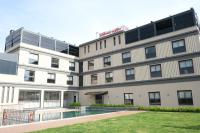 Un edificio de apartamentos con piscina enfrente. en Grand Müdüroğlu Hotel, en Aydın