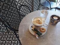 una taza de café y donuts en una mesa en Karlovasi Studios, en Karlovasi