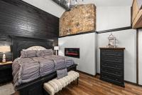Ein Bett oder Betten in einem Zimmer der Unterkunft Bourbon Hollow Lodge with Hot Tub and Pool plus Game Room only 5 min to downtown