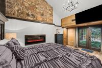 Ein Bett oder Betten in einem Zimmer der Unterkunft Bourbon Hollow Lodge with Hot Tub and Pool plus Game Room only 5 min to downtown