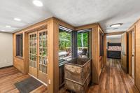 Küche&#47;Küchenzeile in der Unterkunft Bourbon Hollow Lodge with Hot Tub and Pool plus Game Room only 5 min to downtown