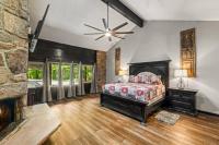 Ein Bett oder Betten in einem Zimmer der Unterkunft Bourbon Hollow Lodge with Hot Tub and Pool plus Game Room only 5 min to downtown