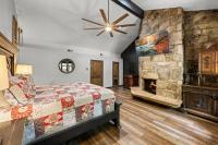 Ein Bett oder Betten in einem Zimmer der Unterkunft Bourbon Hollow Lodge with Hot Tub and Pool plus Game Room only 5 min to downtown