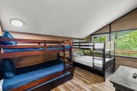 Ein Bett oder Betten in einem Zimmer der Unterkunft Bourbon Hollow Lodge with Hot Tub and Pool plus Game Room only 5 min to downtown