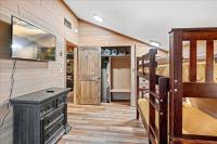 Küche&#47;Küchenzeile in der Unterkunft Bourbon Hollow Lodge with Hot Tub and Pool plus Game Room only 5 min to downtown
