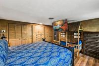 Ein Bett oder Betten in einem Zimmer der Unterkunft Bourbon Hollow Lodge with Hot Tub and Pool plus Game Room only 5 min to downtown