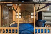Ein Bett oder Betten in einem Zimmer der Unterkunft Bourbon Hollow Lodge with Hot Tub and Pool plus Game Room only 5 min to downtown