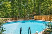 Der Swimmingpool an oder in der Nähe von Bourbon Hollow Lodge with Hot Tub and Pool plus Game Room only 5 min to downtown