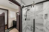Ein Badezimmer in der Unterkunft Bourbon Hollow Lodge with Hot Tub and Pool plus Game Room only 5 min to downtown