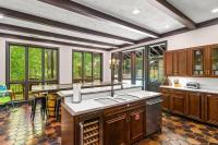 Küche&#47;Küchenzeile in der Unterkunft Bourbon Hollow Lodge with Hot Tub and Pool plus Game Room only 5 min to downtown