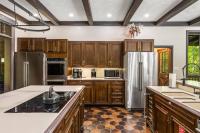 Küche&#47;Küchenzeile in der Unterkunft Bourbon Hollow Lodge with Hot Tub and Pool plus Game Room only 5 min to downtown