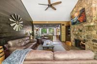 Ein Sitzbereich in der Unterkunft Bourbon Hollow Lodge with Hot Tub and Pool plus Game Room only 5 min to downtown