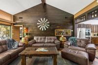 Ein Sitzbereich in der Unterkunft Bourbon Hollow Lodge with Hot Tub and Pool plus Game Room only 5 min to downtown