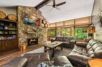 Ein Sitzbereich in der Unterkunft Bourbon Hollow Lodge with Hot Tub and Pool plus Game Room only 5 min to downtown