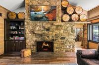 Ein Sitzbereich in der Unterkunft Bourbon Hollow Lodge with Hot Tub and Pool plus Game Room only 5 min to downtown