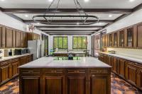 Küche&#47;Küchenzeile in der Unterkunft Bourbon Hollow Lodge with Hot Tub and Pool plus Game Room only 5 min to downtown