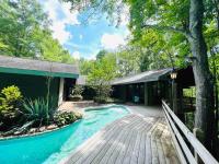 Der Swimmingpool an oder in der Nähe von Bourbon Hollow Lodge with Hot Tub and Pool plus Game Room only 5 min to downtown
