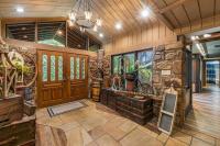 Ein Sitzbereich in der Unterkunft Bourbon Hollow Lodge with Hot Tub and Pool plus Game Room only 5 min to downtown
